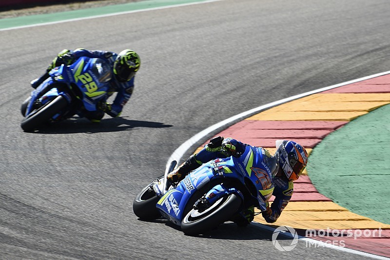 Rins cree que ahora Suzuki “tiene mejor moto” que Yamaha