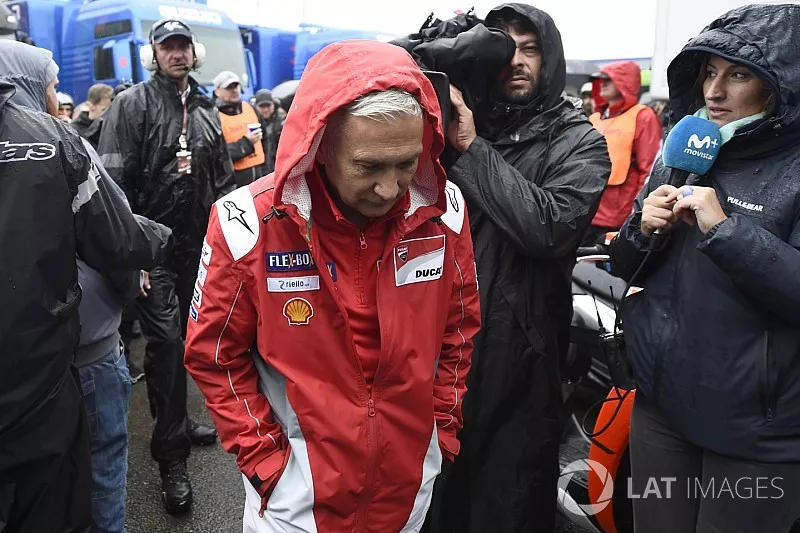 Davide Tardozzi, Team manager Ducati Team, quitte la r&eacute;union de la Commission de s&eacute;curit&eacute;