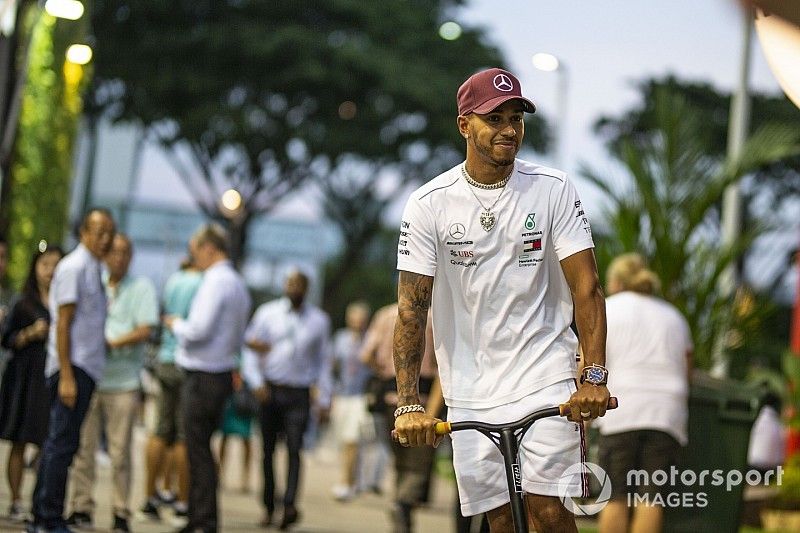 Lewis Hamilton, Mercedes AMG F1 en un scooter en 
 el paddock