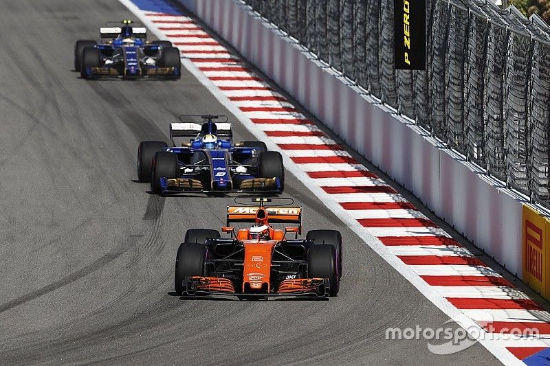 Stoffel Vandoorne, McLaren MCL32, Marcus Ericsson, Sauber C36, Pascal Wehrlein, Sauber C36-Ferrari