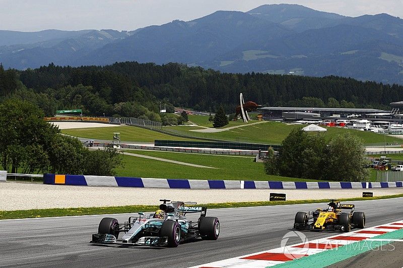 Lewis Hamilton, Mercedes AMG F1 W08, Nico Hulkenberg, Renault Sport F1 Team RS17