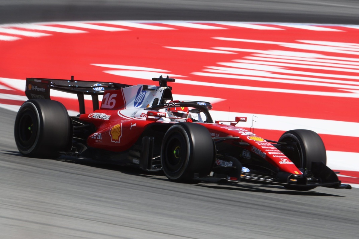 Hamilton triunfa con Ferrari en Barcelona y Leclerc abandona por fallo hidraulico