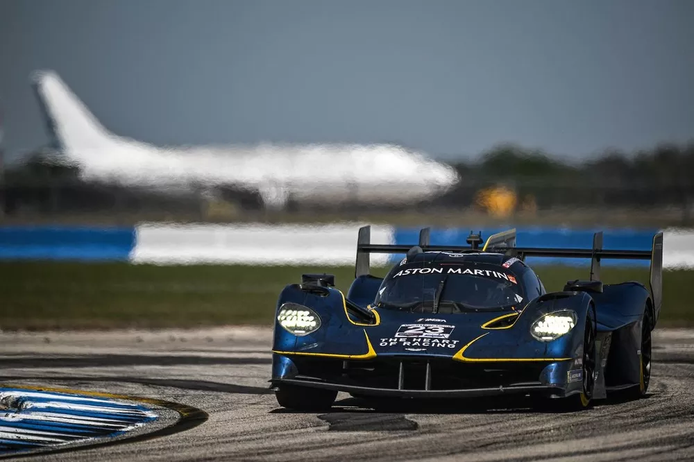 #23 ASTON MARTIN THOR Team Aston Martin Valkyrie: Ross Gunn, Roman De Angelis, Alex Riberas