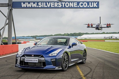 Bijzondere race: coureur in Nissan GT-R vs. wereldkampioen droneracen