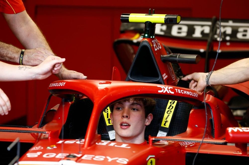 Oliver Bearman, Scuderia Ferrari en el garaje 