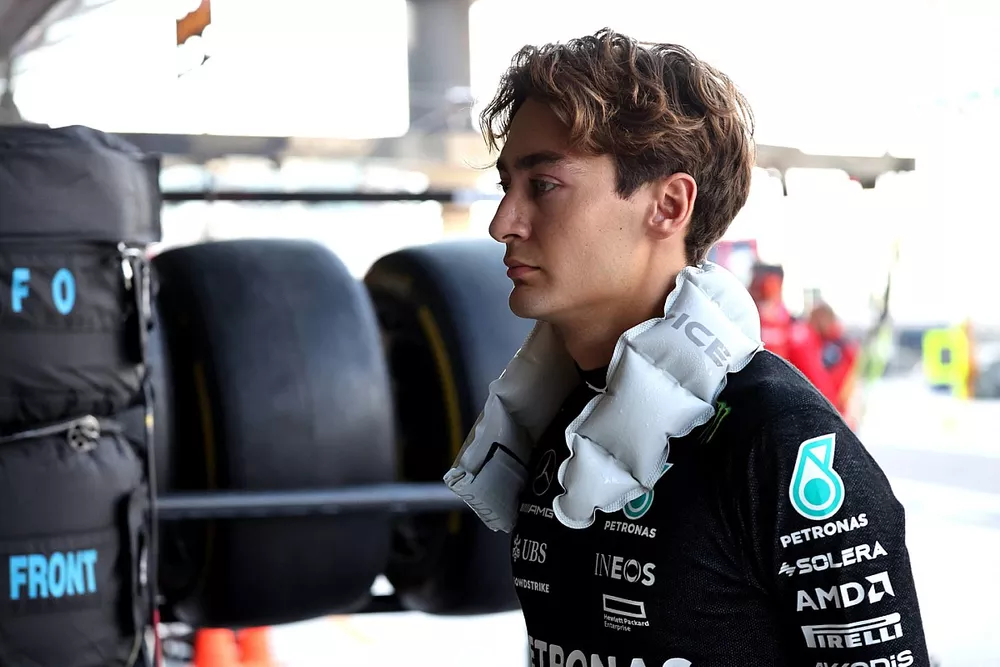 George Russell, Mercedes-AMG, en el garaje 