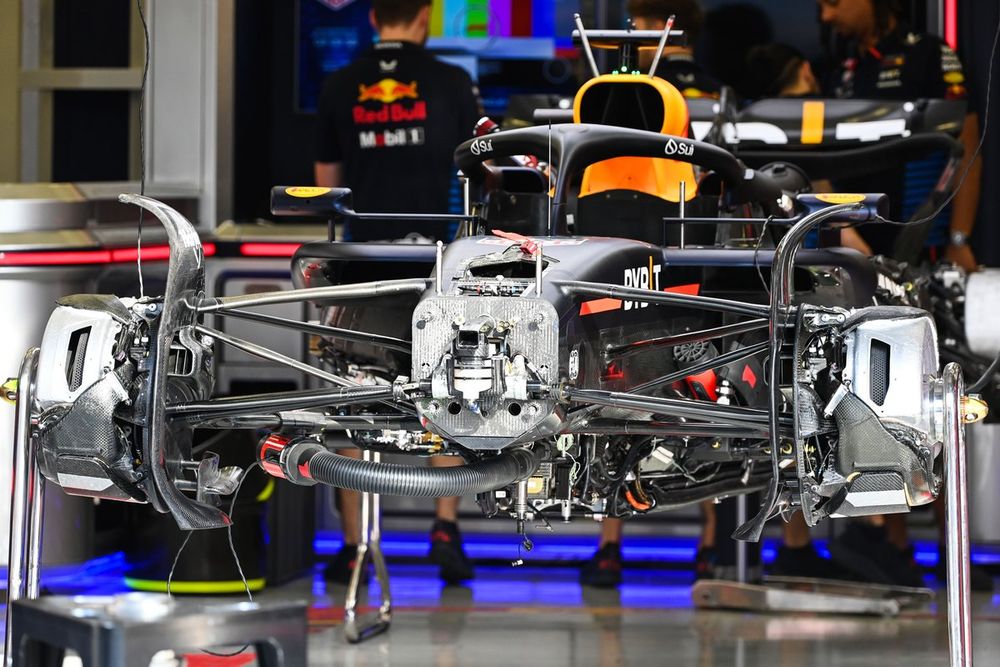 Detalle t&eacute;cnico del Red Bull Racing RB20 en el garaje del equipo