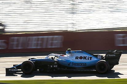 Kubica autójáról nemcsak a szárny, hanem az egyik visszapillantó is leesett