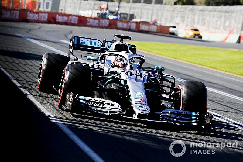 Hamilton blijft bovenaan in derde training Australië, negende tijd Verstappen