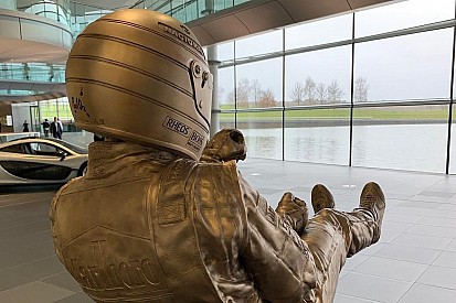 McLaren homenajea a Senna con una escultura de bronce en Woking