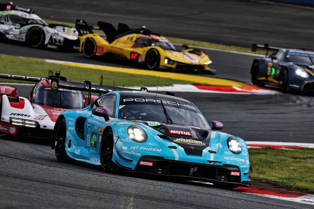 #92 Manthey 1St Phorm Porsche 911 GT3 R LMGT3: Ryan Hardwick, Riccardo Pera, Richard Lietz