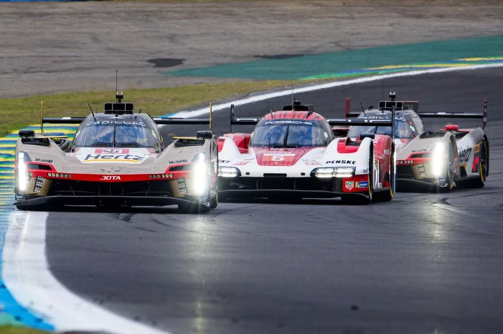 #38 Cadillac Hertz Team Jota Cadillac V-Series.R: Earl Bamber, Sebastien Bourdais, Jenson Button, #5 Porsche Penske Motorsport Porsche 963: Julien Andlauer, Michael Christensen