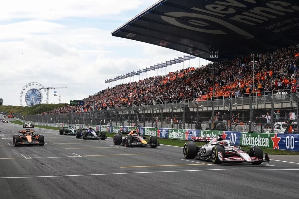 Oscar Piastri, McLaren, Esteban Ocon, Haas F1 Team, Yuki Tsunoda, Red Bull Racing Team