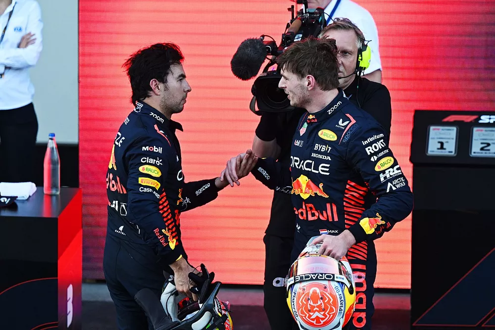 Sergio P&eacute;rez, Red Bull Racing, 1&ordf; posici&oacute;n, Max Verstappen, Red Bull Racing, 3&ordf; posici&oacute;n, se felicitan mutuamente en Parc Ferme tras la carrera Sprint.