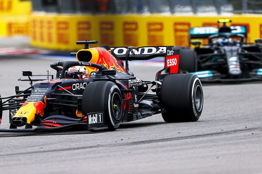 Max Verstappen, Red Bull Racing RB16B, Valtteri Bottas, Mercedes W12