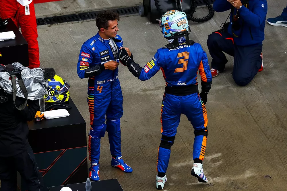 Daniel Ricciardo, McLaren, f&eacute;licite son co&eacute;quipier Lando Norris, McLaren, d'avoir s&eacute;curis&eacute; la pole