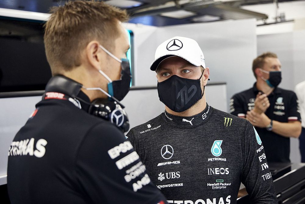 Valtteri Bottas, Mercedes, en el box
