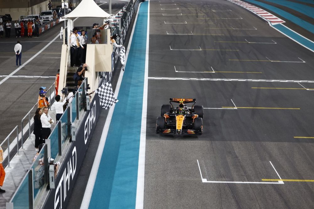 Lando Norris, McLaren MCL38, 1st position, takes the chequered flag