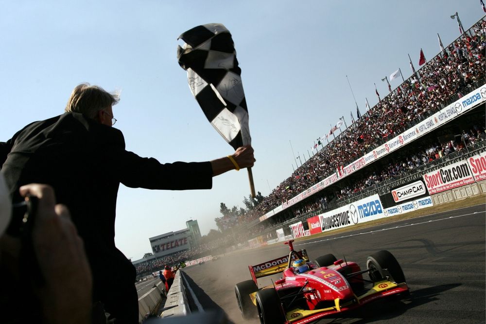 El ganador de la carrera Sebastien Bourdais (FRA) Newman Haas Lanigan Racing toma la bandera a cuadros. 
Champ Car World Series, Rd14, Autódromo Hermanos Rodríguez, México, 11 de noviembre de 2007.