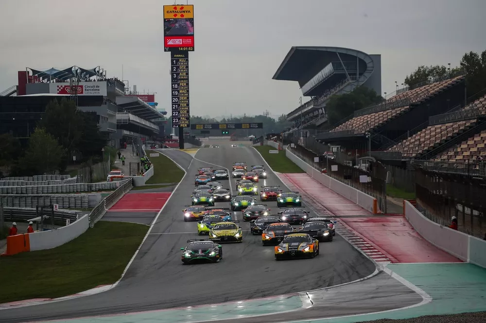 Incidente al via di Gara 1: #66 Tresor Attempto Racing, Audi R8 LMS GT3 EVO II: Dylan Pereira, #57 Winward Racing, Mercedes-AMG GT3 EVO: Reece Barr