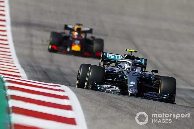 Valtteri Bottas, Mercedes AMG W10, en Max Verstappen, Red Bull Racing RB15 