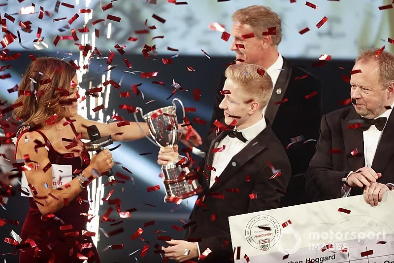 Johnathan Hoggard gana el premio al mejor piloto joven del a&ntilde;o de Aston Martin Autosport BRDC