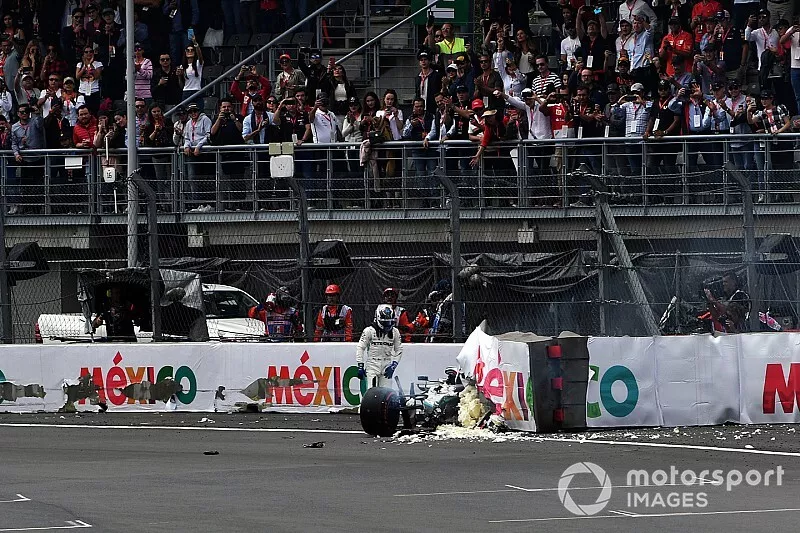 Valtteri Bottas, Mercedes AMG W10, sufre una fuerte accidente al final de la sesi&oacute;n clasificatoria