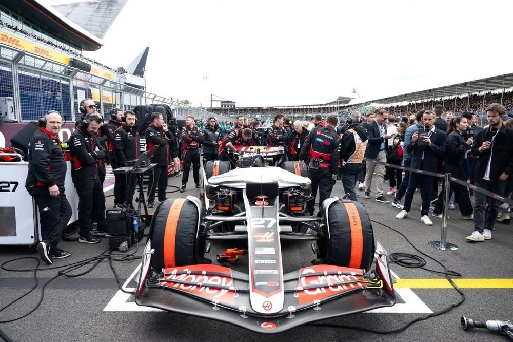 Miembros del equipo Haas F1 en la parrilla con el coche de Nico Hulkenberg, Haas VF-24