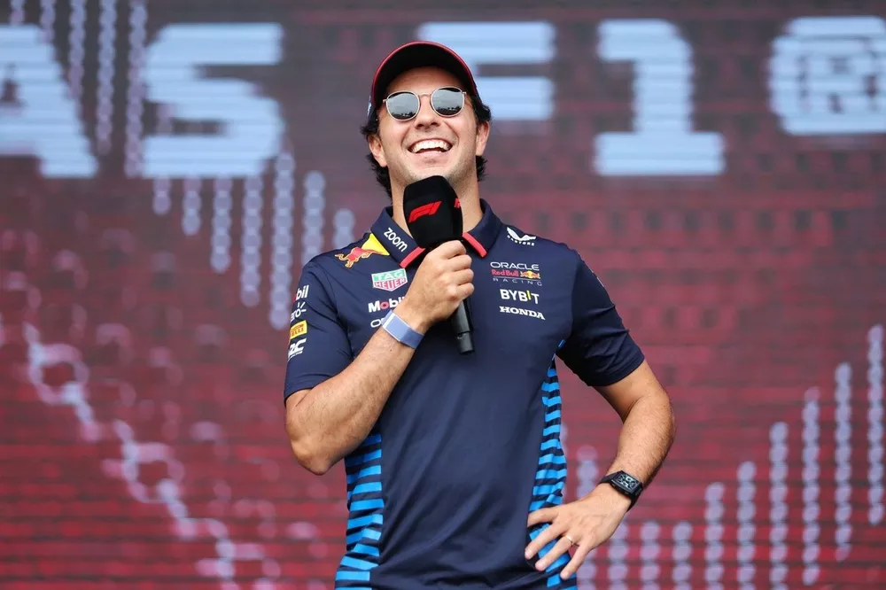  Sergio P&eacute;rez, Red Bull Racing, en el escenario en el Fan Forum