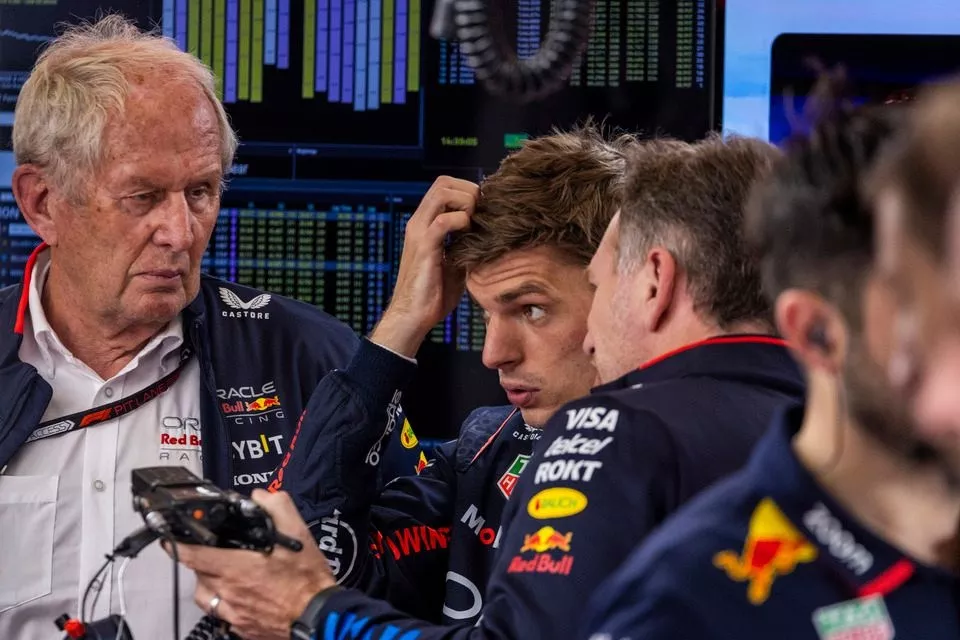 Helmut Marko, Consultor, Max Verstappen y Christian Horner, Director Red Bull Racing.