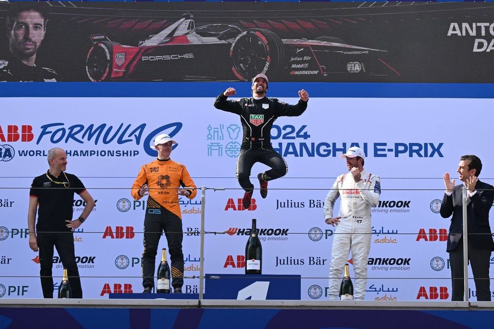 Antonio Felix da Costa, Porsche, 1st position, jumps in the air in celebration