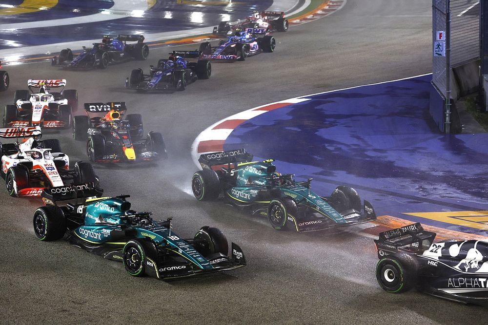 Yuki Tsunoda, AlphaTauri AT03, Lance Stroll, Aston Martin AMR22, Sebastian Vettel, Aston Martin AMR22, Kevin Magnussen, Haas VF-22, Max Verstappen, Red Bull Racing RB18, the remainder of the field at the start