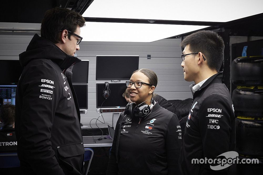 Toto Wolff, Director Ejecutivo (Negocios), Mercedes AMG, Stephanie Travers, Petronas ingeniero de fluidos de pista Mercedes AMG F1