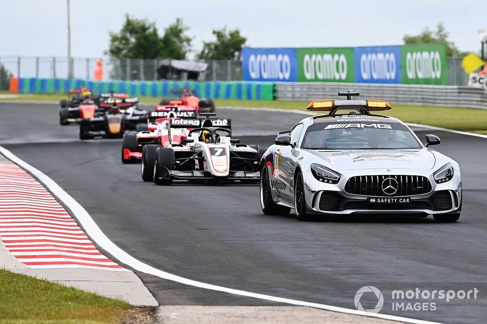El Safety Car, delante del pelot&oacute;n de F3