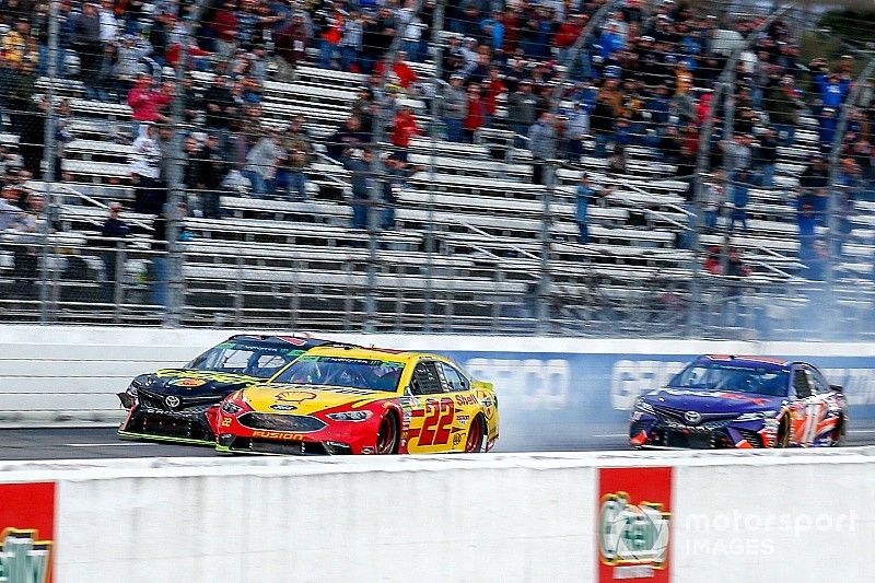 Joey Logano, Team Penske, Ford Fusion Shell Pennzoil and Martin Truex Jr., Furniture Row Racing, Toyota Camry 5-hour ENERGY/Bass Pro Shops collide coming to the checkered flag