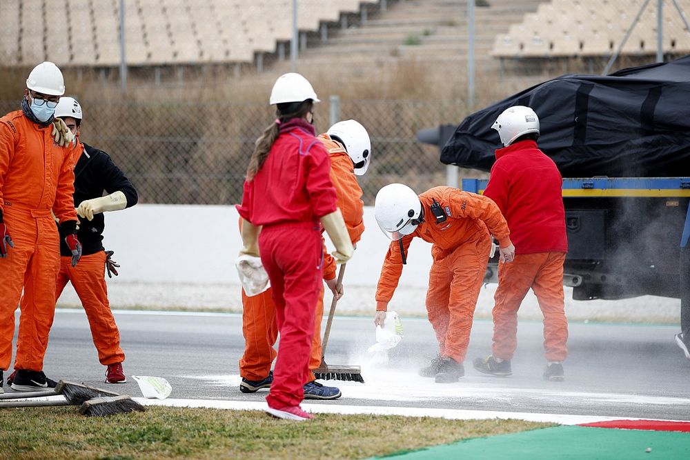 Marshals después del problema técnico de Fernando Alonso, Alpine F1 Team