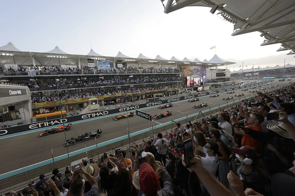 Max Verstappen, Red Bull Racing RB16B, Lewis Hamilton, Mercedes W12, Lando Norris, McLaren MCL35M, Sergio Perez, Red Bull Racing RB16B, the rest of the field at the start