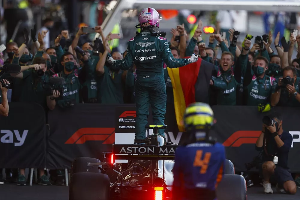 Sebastian Vettel, Aston Martin, 2&ordf; posici&oacute;n, celebra con su equipo en el Parc Ferme
