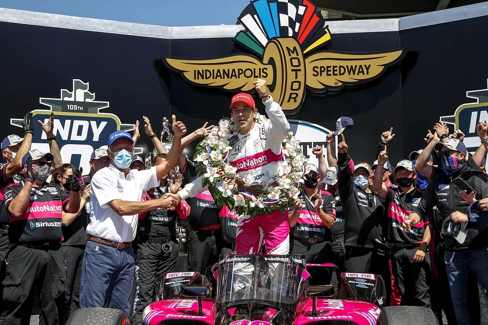 Race winner Helio Castroneves, Meyer Shank Racing Honda