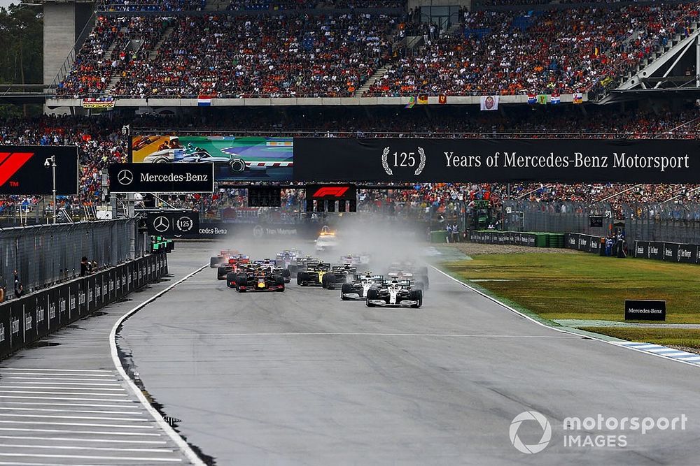 Lewis Hamilton, Mercedes AMG F1 W10, Valtteri Bottas, Mercedes AMG W10 y Max Verstappen, Red Bull Racing RB15 al inicio