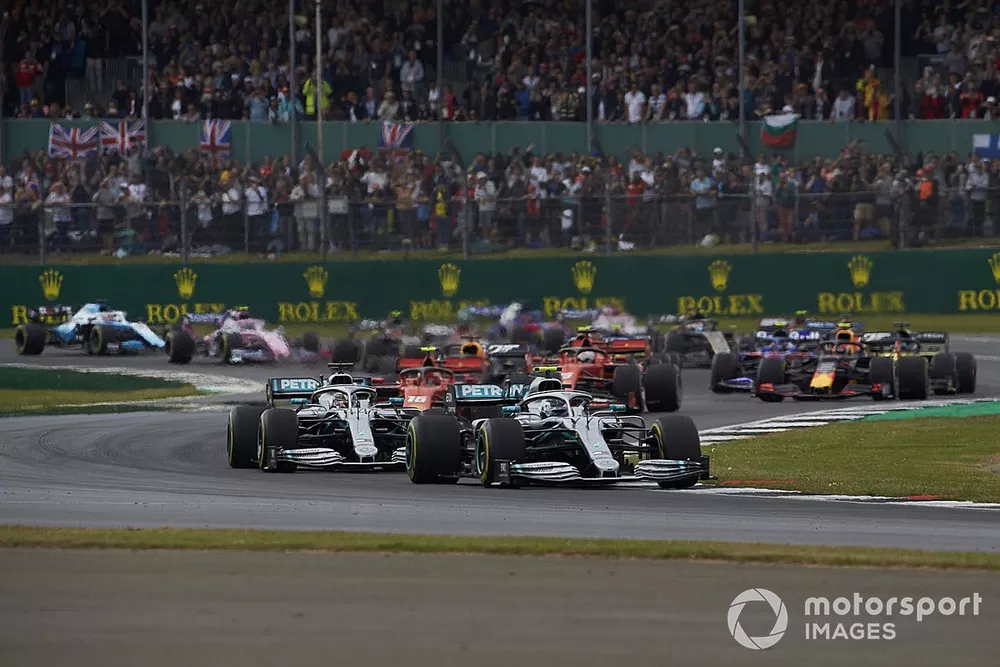 Valtteri Bottas, Mercedes AMG W10, voor Lewis Hamilton, Mercedes AMG F1 W10, Charles Leclerc, Ferrari SF90, Max Verstappen, Red Bull Racing RB15, Sebastian Vettel, Ferrari SF90, Pierre Gasly, Red Bull Racing RB15, en de rest van het veld bij de start