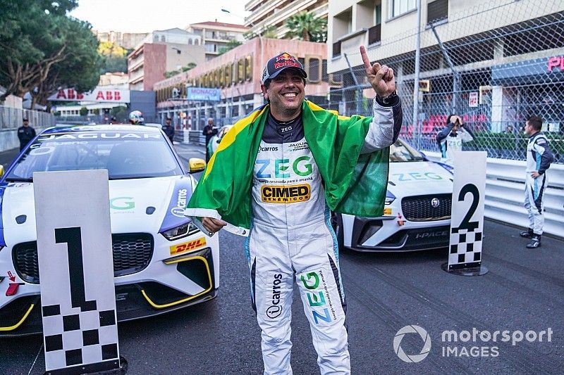 Cacá Bueno, Jaguar Brazil Racing celebrates victory in parc ferme