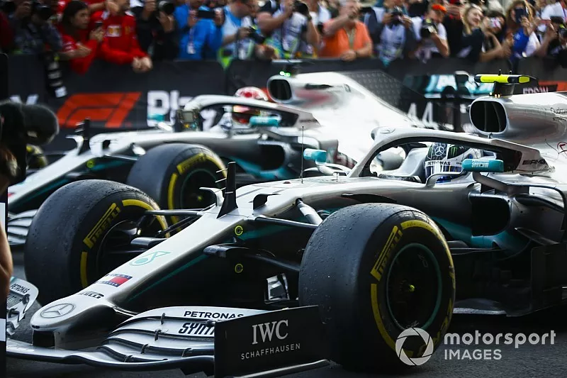 Le vainqueur Valtteri Bottas, Mercedes AMG W10, f&ecirc;te sa victoire dans le Parc Ferm&eacute;