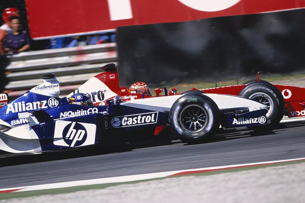 Michael Schumacher, Ferrari F2003 GA y Juan-Pablo Montoya, BMW Williams FW25, luchando por ganar la primera posici&oacute;n.