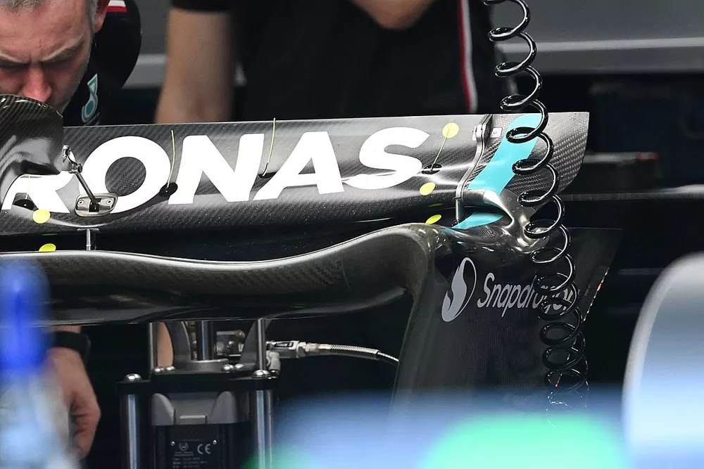 Mercedes W14 detalle del aler&oacute;n trassero