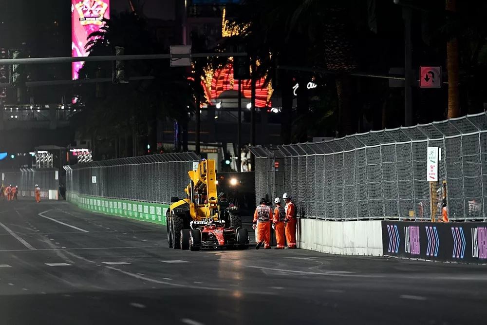 Marshals remove the car of Carlos Sainz, Ferrari SF-23, from the circuit