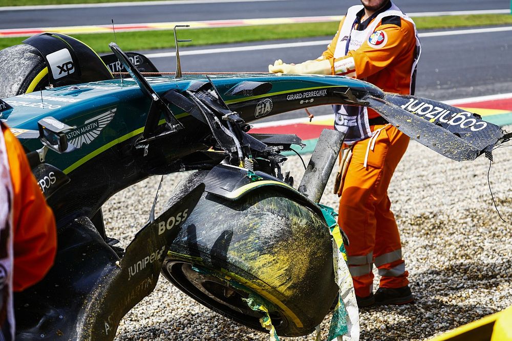 Oficiales de pist retiran el coche da&ntilde;ado de Lance Stroll, Aston Martin AMR23, del circuito