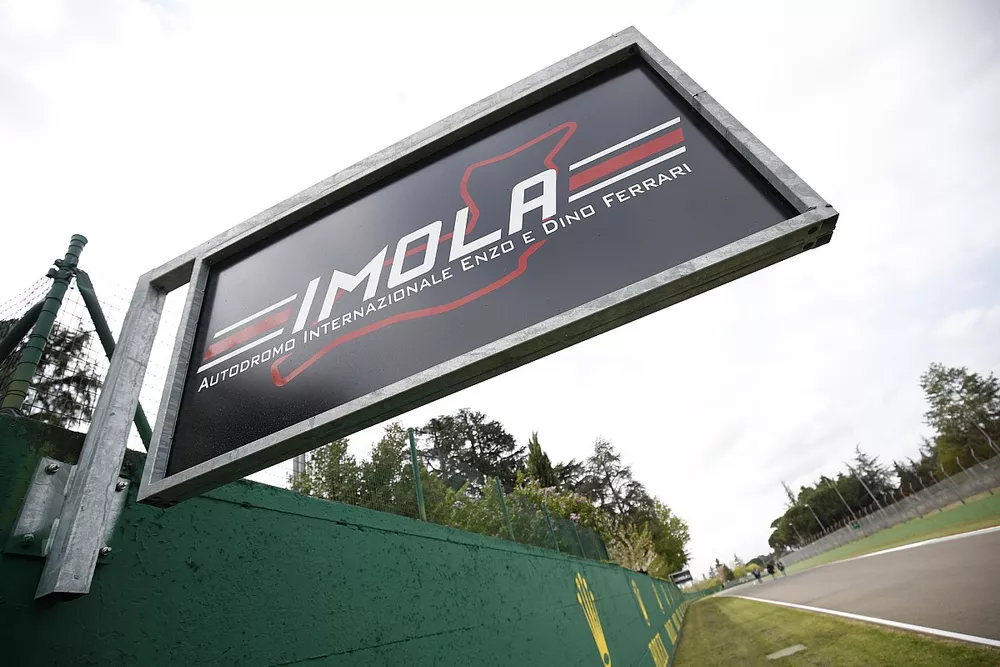 Il cartello di Imola lungo il circuito