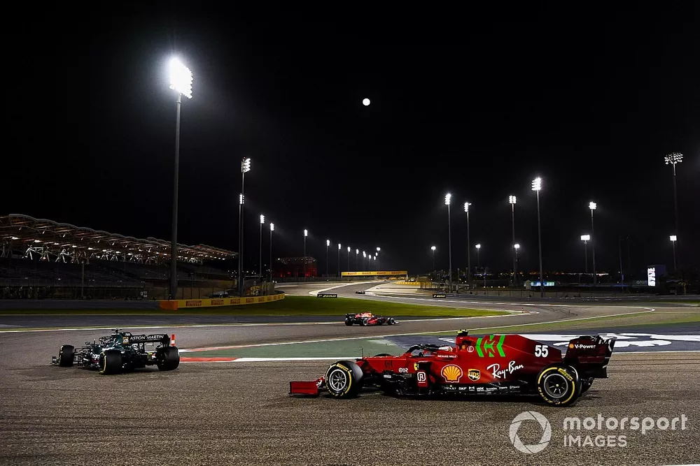 Lance Stroll, Aston Martin AMR21, Carlos Sainz Jr., Ferrari SF21