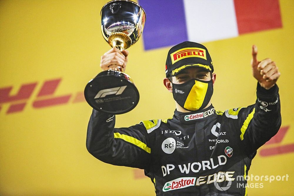 Esteban Ocon, Renault F1, 2ª posición, con su trofeo